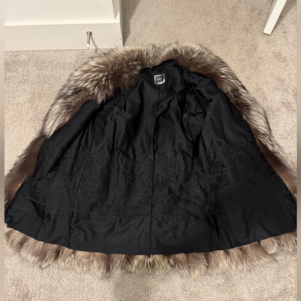 Luxurious SAGA Fox Fur Coat - Picture 4 of 17